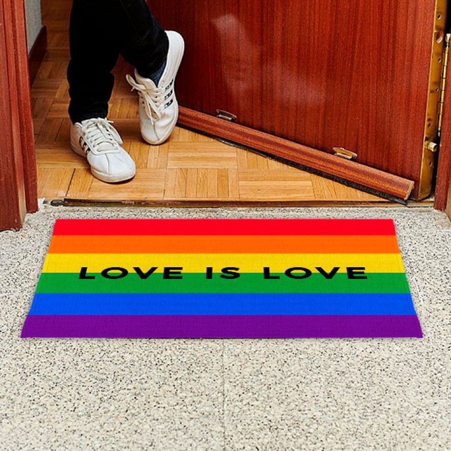 Alfombra "love is love" (medidas 70 x 50 cm)