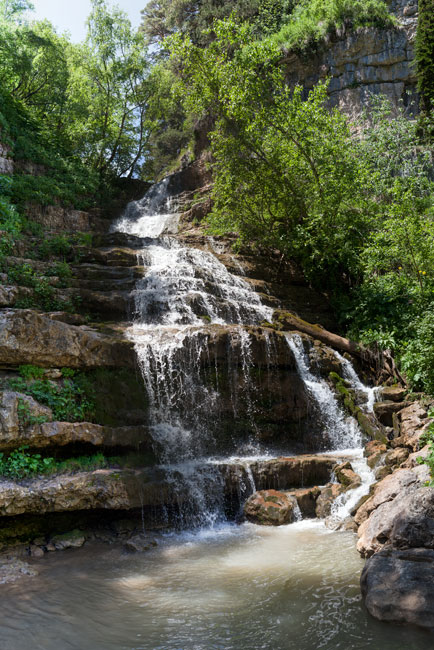 Vinilos y pegatinas puertas cascada montaña