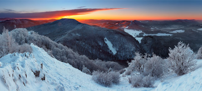 Fotomural paisaje al amanecer en las montañas