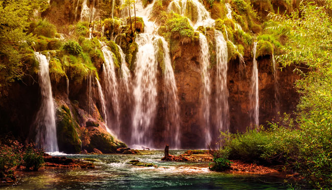 Fotomural paisaje cascada en la montaña