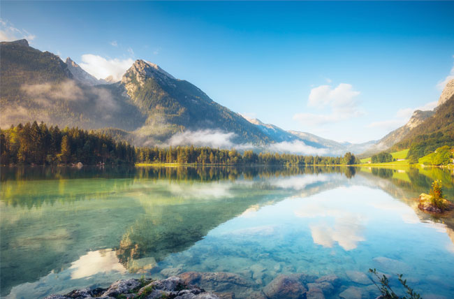 Fotomural o papel pintado lago en las montañas nevadas
