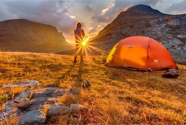 Fotomural camping al atardecer en las montañas