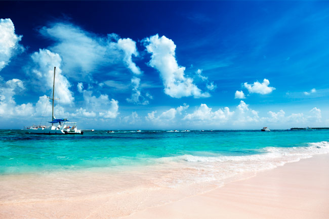 Fotomural playa paradisíaca con velero