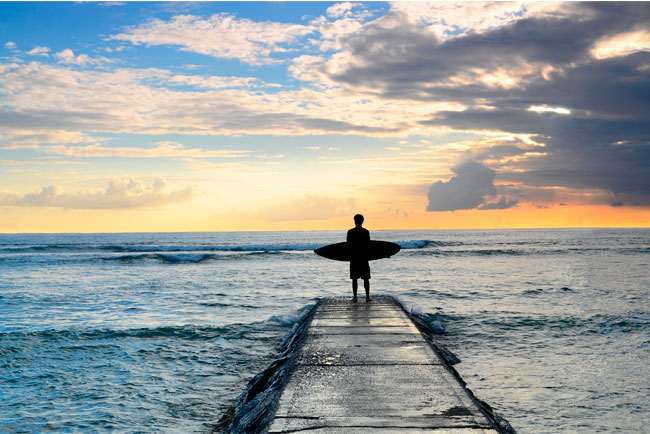 Fotomural surfista en el muelle al atardecer