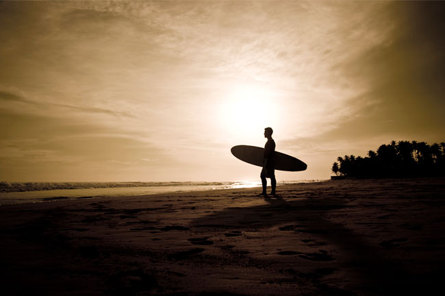 Fotomural surfista atardecer en la playa