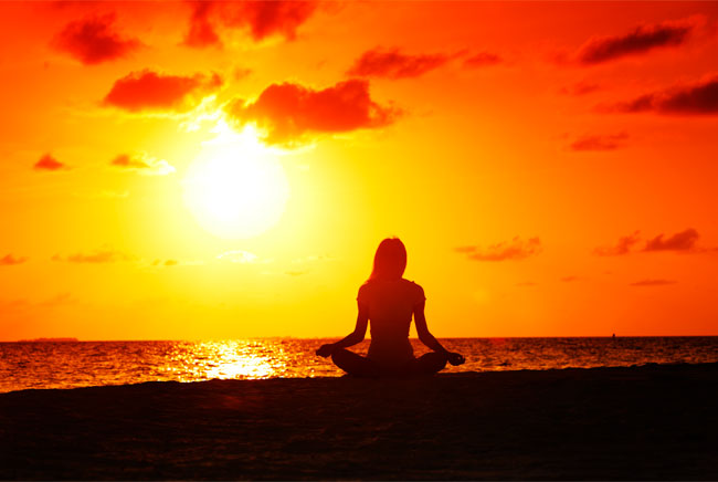 Fotomural o papel pintado yoga al atardecer