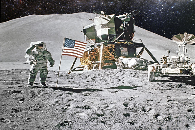 Papel pintado o fotomural astronauta en la luna